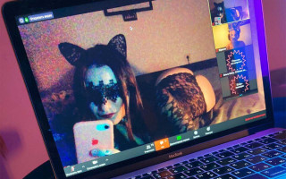 Участники могут посетить «комнаты» с участием разных исполнителей