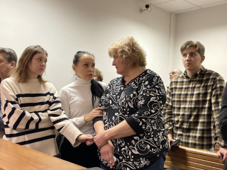 Александра Попова держит Тамару за палец