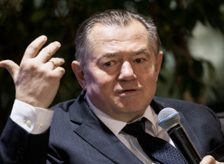 Сергей Глазьев скорее идеолог, чем управленец, но последователей его идей, может, в менее радикальной трактовке, полно