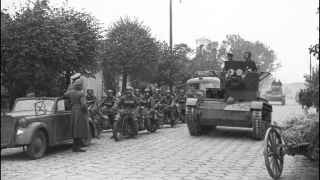 Поделили Польшу: танки Т-26 из состава 29-й танковой бригады Красной Армии входят в Брест-Литовск; слева — подразделение немецких мотоциклистов и офицеры вермахта