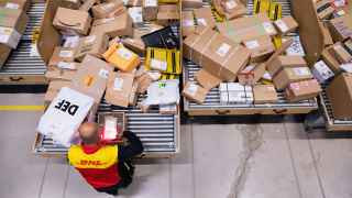 В Россию посылки не доставляются. Но товар можно получить через третьи страны