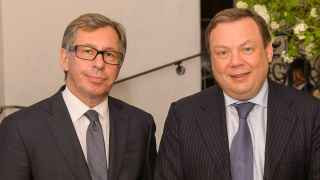 Не все, что пишут о Михаиле Фридмане (справа) и Петре Авене, – правда