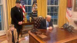 Илон Маск (в центре) – лучший пример общественного неравенства