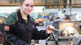 Работа на войну приносит деньги, но война их постепенно забирает – в форме инфляции