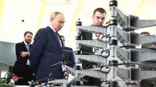 Владимир Путин потратил уйму денег на продукцию, которая куда-то улетит и не попадет на рынок 