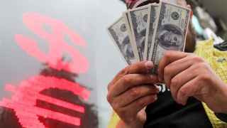 Россияне вернули домой деньги из банков, но половину отправили иностранным брокерам