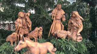 В Рождество в храмах читают стих из Евангелия от Луки: Слава в вышних Богу, и на земле мир, в человецех благоволение! 