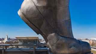 По возвращении скульптуры в СССР обсуждалось несколько вариантов её размещения, в том числе на шлюзе строящейся Рыбинской ГЭС. Сама Мухина мечтала, чтобы её скульптура была установлена в Москве на Ленинских горах. Партия же решила установить её перед входом на Всесоюзную сельскохозяйственную выставку (предшественницу ВДНХ). Но выделенного бюджета хватило лишь на постамент высотой 10 м., Мухина называла его «пеньком».  