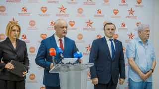 Назад, в Россию! новая коалиция, составленная в Кремле: Партия социалистов (Игорь Додон у микрофона), Партия коммунистов (Владимир Воронин справа), партия «Сердце Молдовы» (Ирина Влах слева) «Будущее Молдовы» (Василе Тарлев)