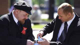 До определенной степени Путин (его двойник справа) играет в Ленина, может, только жестокость и идеологическая  накачка не дотягивают