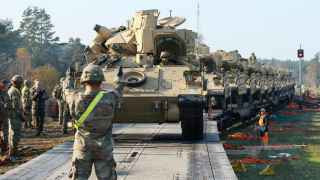 Транспортировка военной техники на полигоне в Пабраде, Литва