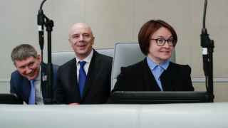 Министры экономического развития Максим Решетников (слева) и финансов Антон Силуанов надеются, что председатель ЦБ Эльвира Набиуллина не даст экономике замерзнуть