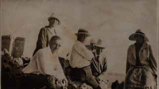 Иван Бунин и Сергей Рахманинов (в белых рубашках) в Канне, Франция, 1926 год