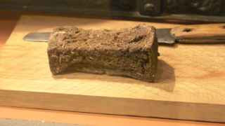 В голодных смертях ленинградцев гитлеровцы, несомненно, виноваты, но  виноваты и коррумпированные ленинградские власти