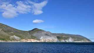 На Чукотке в 2021 г. побывало около 17 000 путешественников, указано на сайте правительства региона. Чукотский АО стал первым регионом, где приняли стратегию развития туризма до 2025 г. Приоритетными стали пять туристических направлений: Анадырь и его окрестности, поселок Эгвекинот, Восточная Чукотка, Певек и остров Врангеля, а также материковая (Западная) Чукотка.

На фото: Берингов пролив, мыс Дежнева