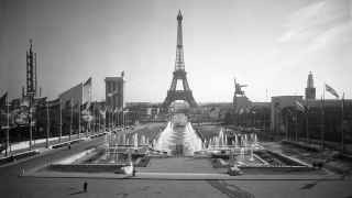 Немецкий павильон на Всемирной выставке в Париже располагался точно напротив советского. Заранее увидев макет здания СССР, немецкий архитектор Альберт Шпеер принялся срочно переделывать свой проект: «С высокого цоколя прямо на немецкий павильон триумфально надвигалась скульптурная группа. Я быстро сделал новый набросок нашего павильона в виде массивнейшего куба, о который должен был разбиться вражеский порыв, а с карниза моей башни на русскую пару сверху вниз взирал орел со свастикой в когтях». Оба павильона получили Гран-при выставки. 