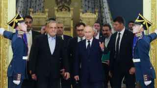 Пышные встречи не должны вводить в заблуждение: отношения между Ираном (президент Масуд Пезешкиан слева) у России далеко не безоблачные