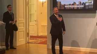 Стив Уиткофф прижимает руку к сердцу при виде Владимира Путина (за кадром) – так средневековый вассал приветствует своего сюзерена