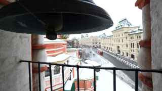 Одиннадцатый купол собора образует колокольня, построенная в 1680-х гг. В 1990 г. на неё вернули колокола XVII-XIX вв., и после долгого периода молчания колокольный звон Покровского собора возродился.