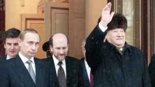 Борис Ельцин (справа) испугался проводить люстрацию,  а если бы провел, под нее попал бы, видимо, и Владимир Путин (слева)