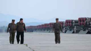 Лидер КНДР Ким Чен Ын во время учебных стрельб реактивными системами залпового огня.