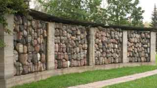 Этого памятника больше нет – и, вероятно, не будет: зареставрируют до исчезновения