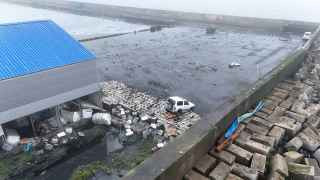 В Японии эвакуировали более 200 тысяч человек, где волны достигали высоты до трех метров, а одна женщина погибла во время эвакуации.