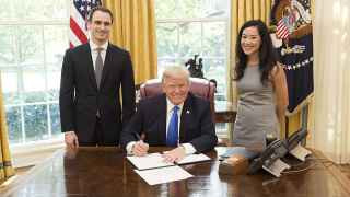 Готовы управлять не только пространством, но и временем: Майкл Крациос (слева) и Дональд Трамп, с ними сотрудница Белого дома Мэри Дэвис