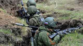 Условия на фронте настолько привлекательны для россиян, что недостатка в желающих рискнуть жизнью не видно