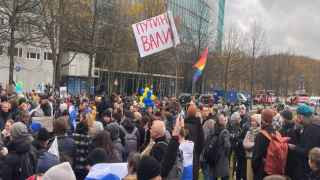 Если Путин помирится, то останется, а валить придется несогласным