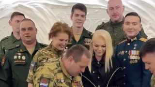 Война все спишет, в том числе и долги Ларисы Долиной (в центре, потупив взор)