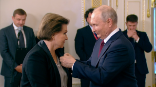 Валентина Терешкова (слева) сделал путинское рабство на галерах бессрочным