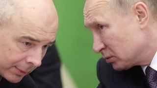 Министру финансов Антону Силуанову (слева) предстоит набрать долгов ради Владимира Путина 