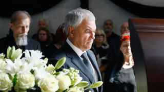 Депутат Тарасенко (на фото в гробу) смог умереть только когда Вячеслав Володин ( в траурной физиономии) разрешил