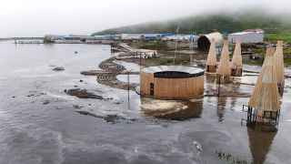 На Гавайях высота волн составила два метра, из-за чего суда были вынуждены покинуть гавани.