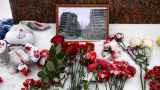 Как выглядят стихийные мемориалы в память о жертвах российского удара по Днепру