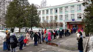 За две недели до своей смерти в колонии Алексей Навальный поддержал эту акцию. Политик подчеркивал, что стратегия «Полдень против Путина» соединяет в себе протестное голосование, агитацию действием, физическое присутствие и солидарность с теми, кто будет в это же время на избирательном участке.