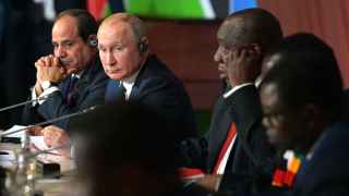 Владимир Путин (в центре кадра) в кругу дорогих, но посильных для российской казны друзей