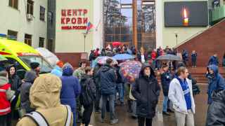 Очередь из желающих сдать донорскую кровь для помощи пострадавшим в теракте в Crocus City Hall около Центра крови ФМБА России