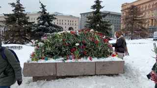 Цветы в память о Навальном у Соловецкого камня. 