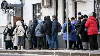 Люди стоят в очереди в предвыборный штаб Бориса Надеждина