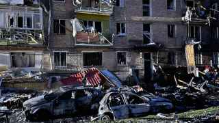 Жилой дом в Вышгороде Киевской области после российского ракетного удара