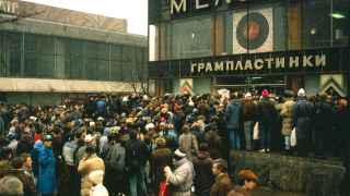 Толпа людей во время выхода музыкального альбома "Гринпис: Прорыв" в Москве, 1989