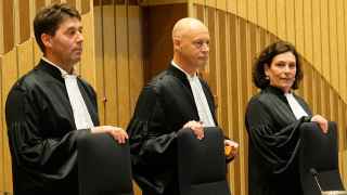 Судья Хендрик Стенхейс (в центре) во время оглашения приговора по делу о крушении Boeing в судебном комплексе «Схипхол»
