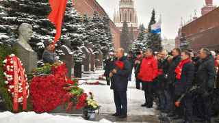 Мероприятие посетил лидер КПРФ Геннадий Зюганов, выступивший выступил с речью о гениальности Сталина при руководстве военными операциями и управлении народным хозяйством.