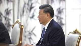 Председатель КНР Си Цзиньпин слушает объяснения Владимира Путина