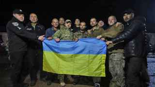 Украинские военнопленные после обмена в Черниговской области Украины