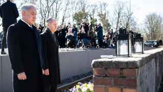 Отношения Германии и Израиля навсегда останутся особыми. Премьер Нетаньяху (слева) и канцлер Шольц у мемориала «Платформа 17»