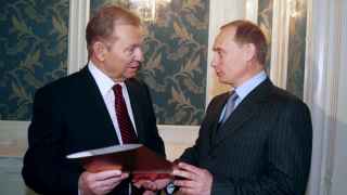 Президенты Леонид Кучма (слева) и Владимир Путин в 2003 году подписали договор о признании границ: Крым — это Украина, Донбасс — это Украина