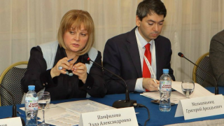 Григорий Мельконьянц (справа) пытался помочь избирательной системе РФ (слева – председательница ЦИК Элла Памфилова) выглядеть прилично